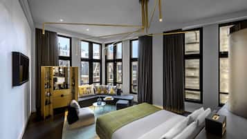 Suite Deluks, 1 Tempat Tidur King | Seprai premium, minibar, brankas, dan meja kerja