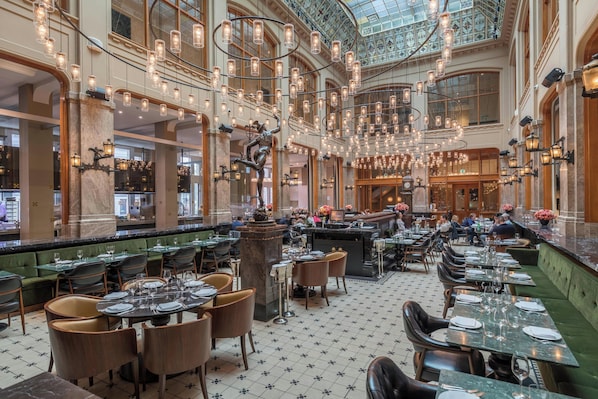 3 restaurants, breakfast, lunch, dinner served; Mediterranean cuisine - W Amsterdam (Amsterdam)