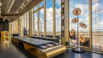2 quầy bar/khu lounge, bar ở tầng thượng
