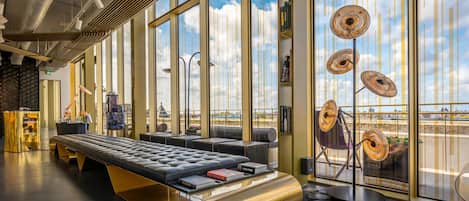 2 bars-salons, bar sur le toit