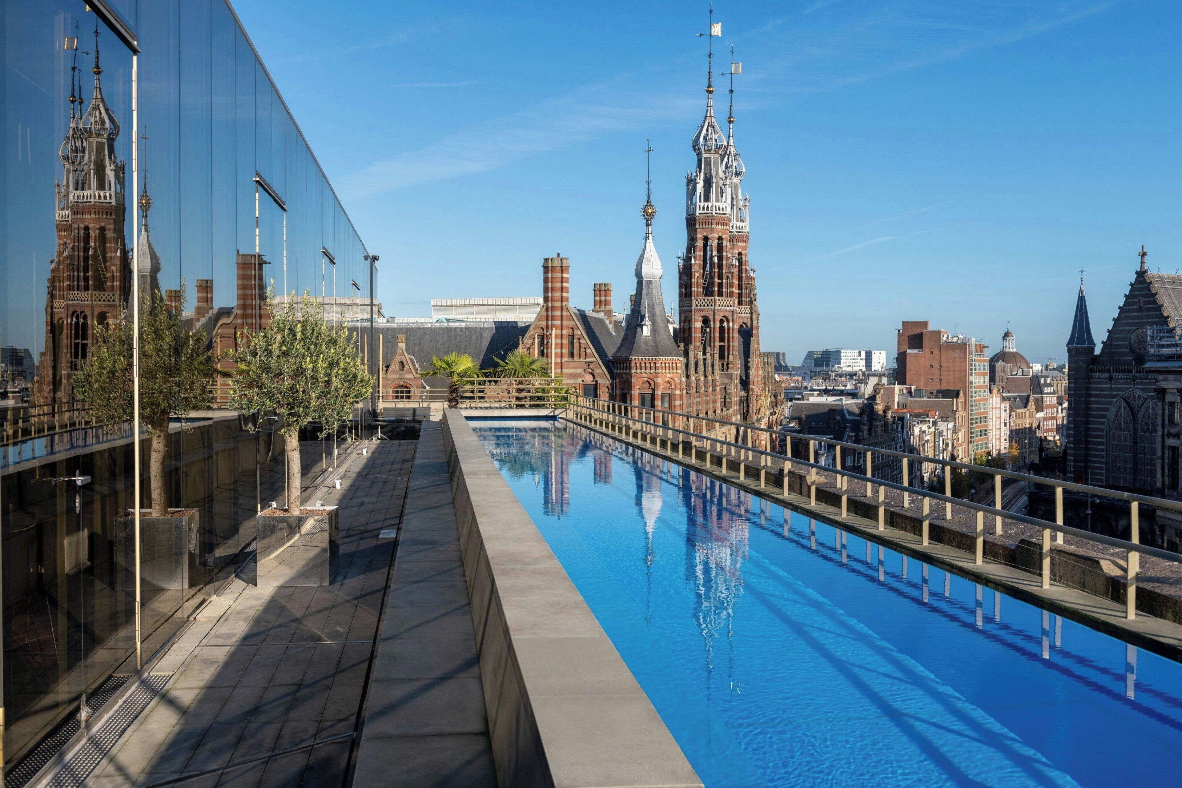 Een binnenzwembad, een buitenzwembad en ligstoelen