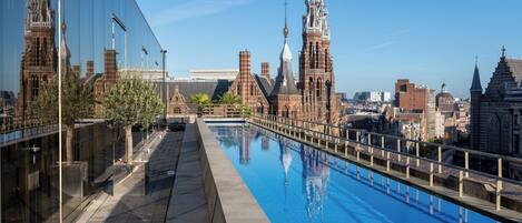 Innenpool, Außenpool, Liegestühle