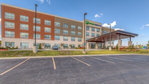 Exterior - Holiday Inn Express & Suites Tulsa Midtown by IHG (Tulsa)