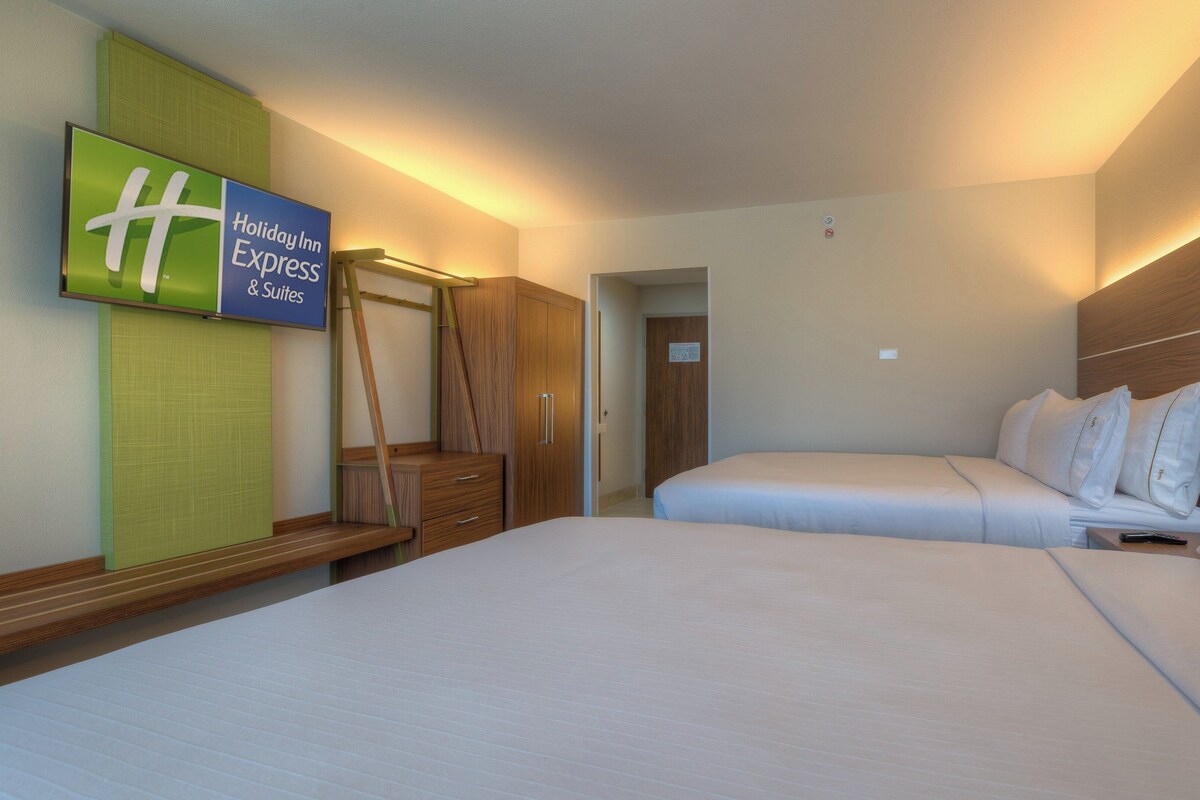 Desk, laptop workspace, iron/ironing board, free WiFi