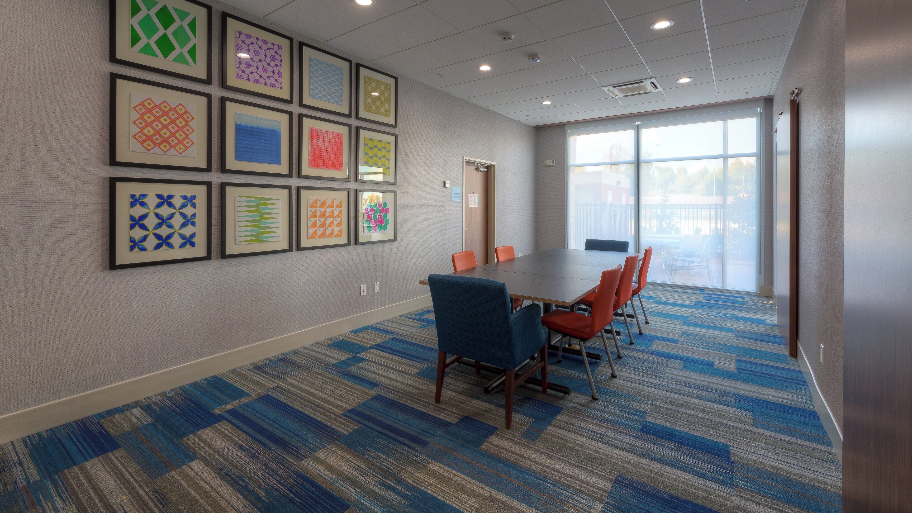Photo - Holiday Inn Express & Suites Tulsa Midtown