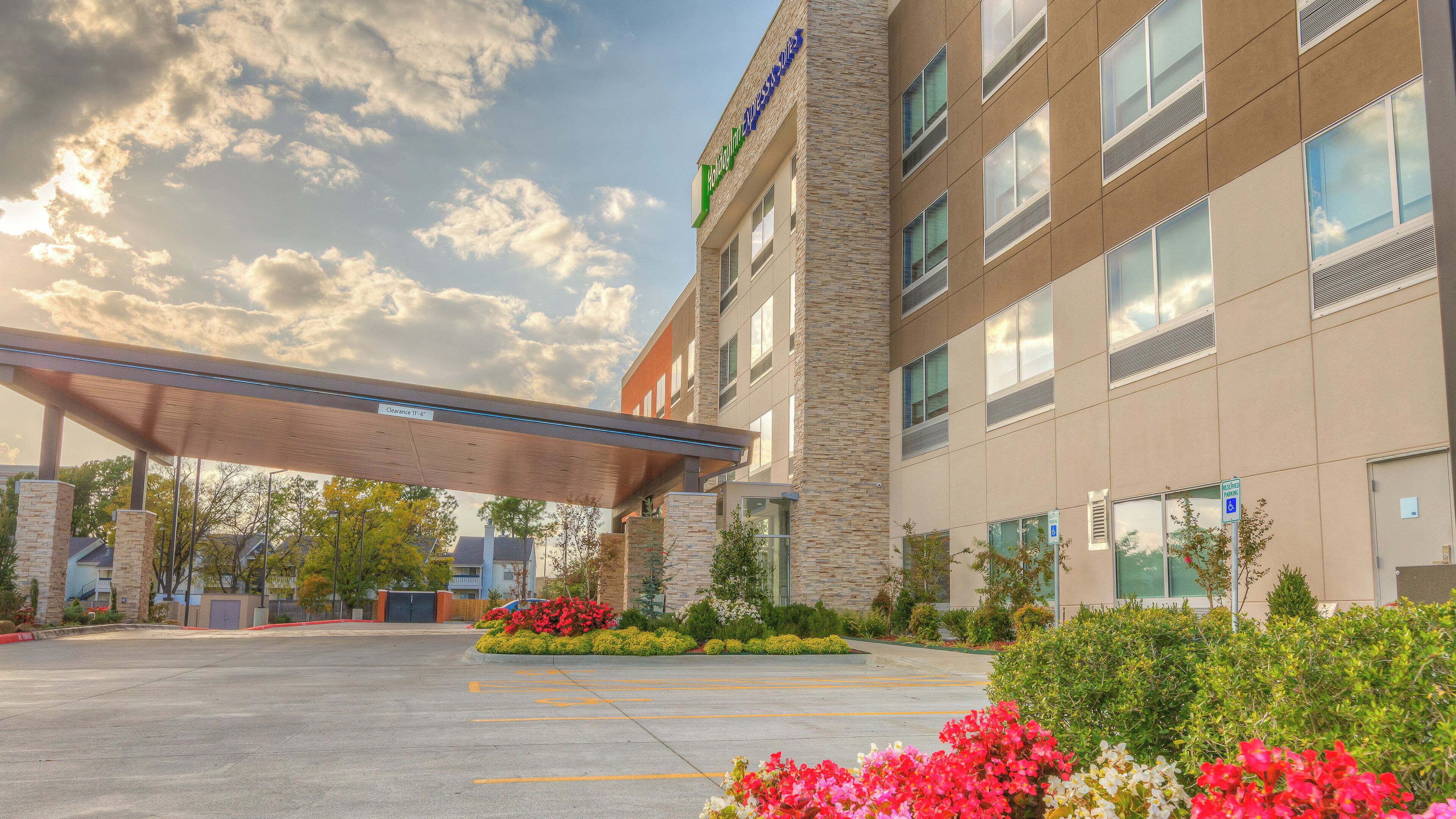Photo - Holiday Inn Express & Suites Tulsa Midtown