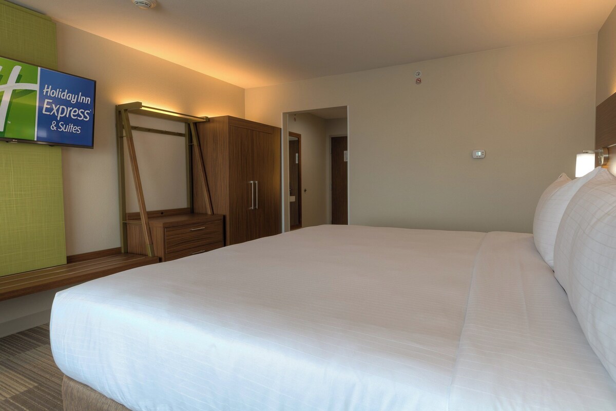 Desk, laptop workspace, iron/ironing board, free WiFi