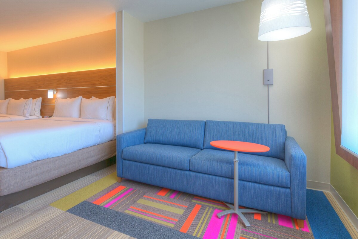 Suite, 2 Queen Beds, Accessible Bathtub (Communications)