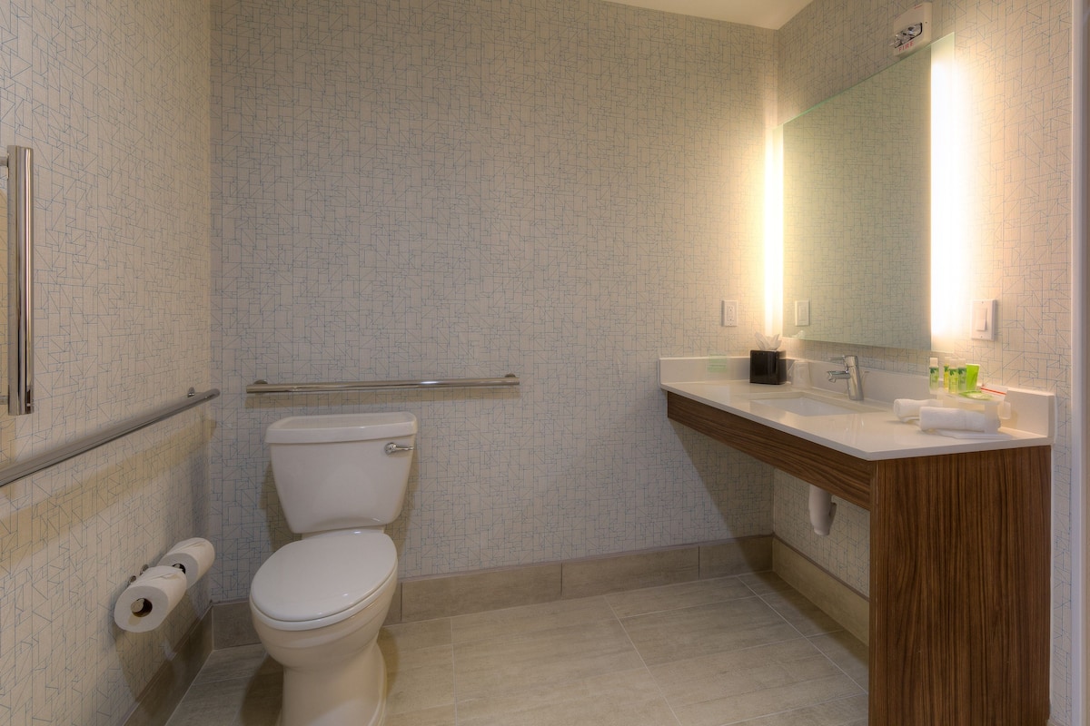 Combined shower/bathtub, towels