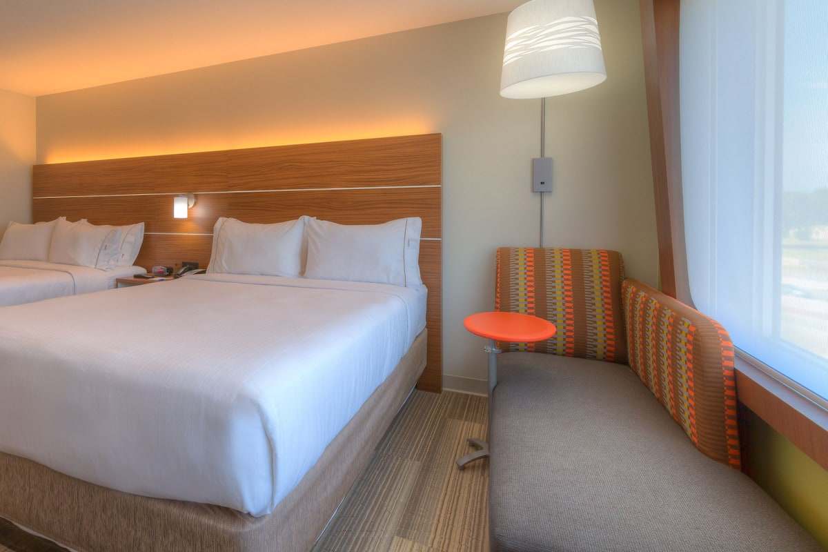 Desk, laptop workspace, iron/ironing board, free WiFi