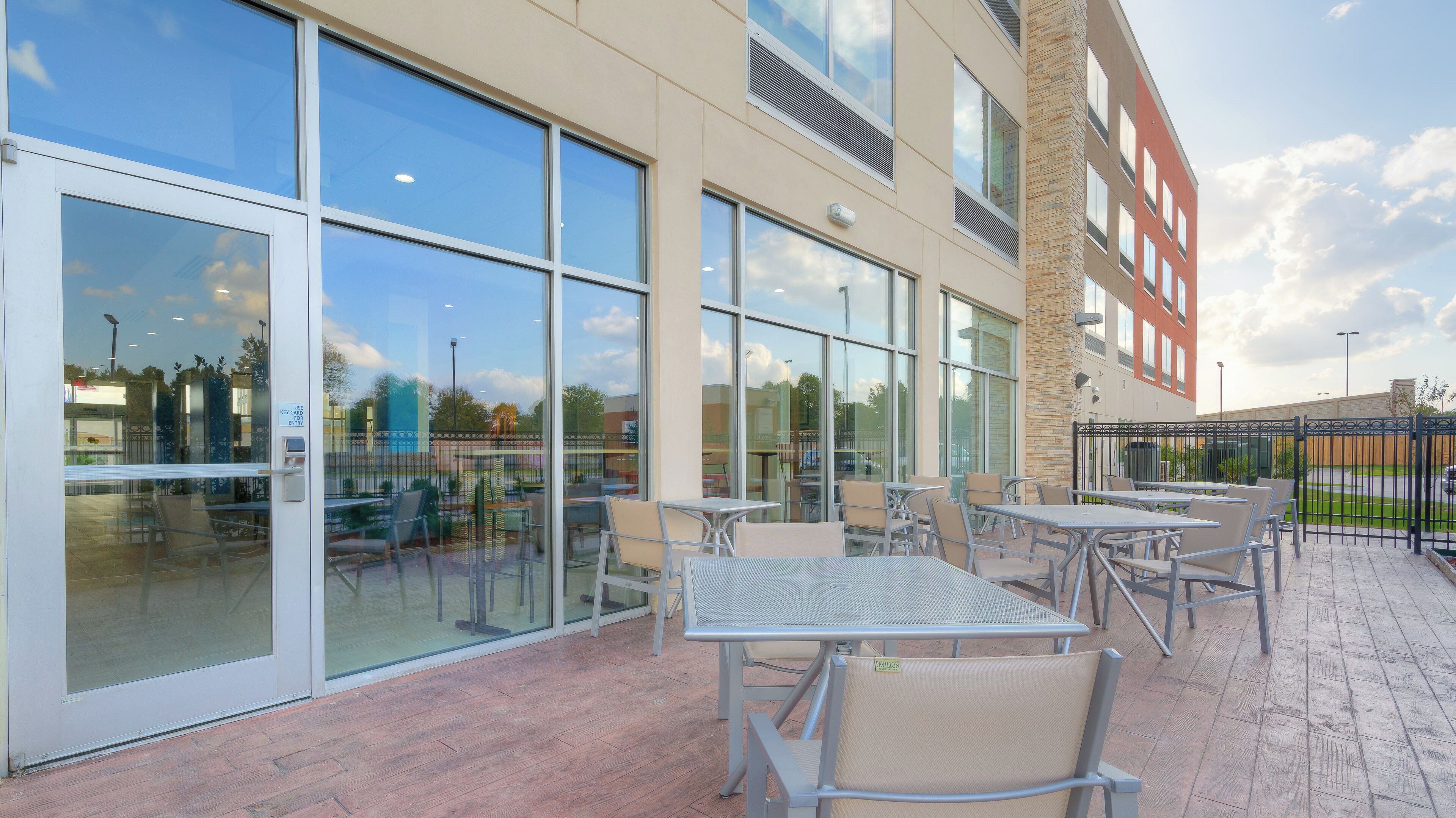 Photo - Holiday Inn Express & Suites Tulsa Midtown