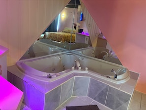 Room, 1 Queen Bed, Non Smoking, Jetted Tub | Free WiFi, bed sheets - Motel Le Voyageur (St. Jerome)