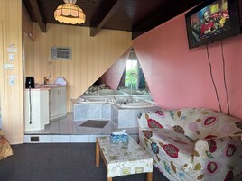 Room, 1 Queen Bed, Non Smoking, Jetted Tub | Free WiFi, bed sheets