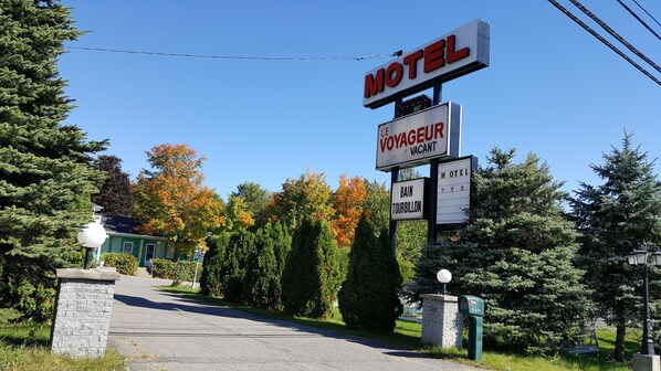 Letrero de motel con la palabra 'Motel' y un aviso de 'Disponible'.