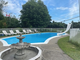 Una piscina al aire libre de temporada