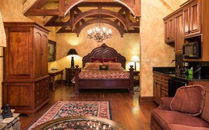 Suite, 1 kingsize bed met slaapbank (Hardesty) | Individueel gedecoreerd, individueel gemeubileerd