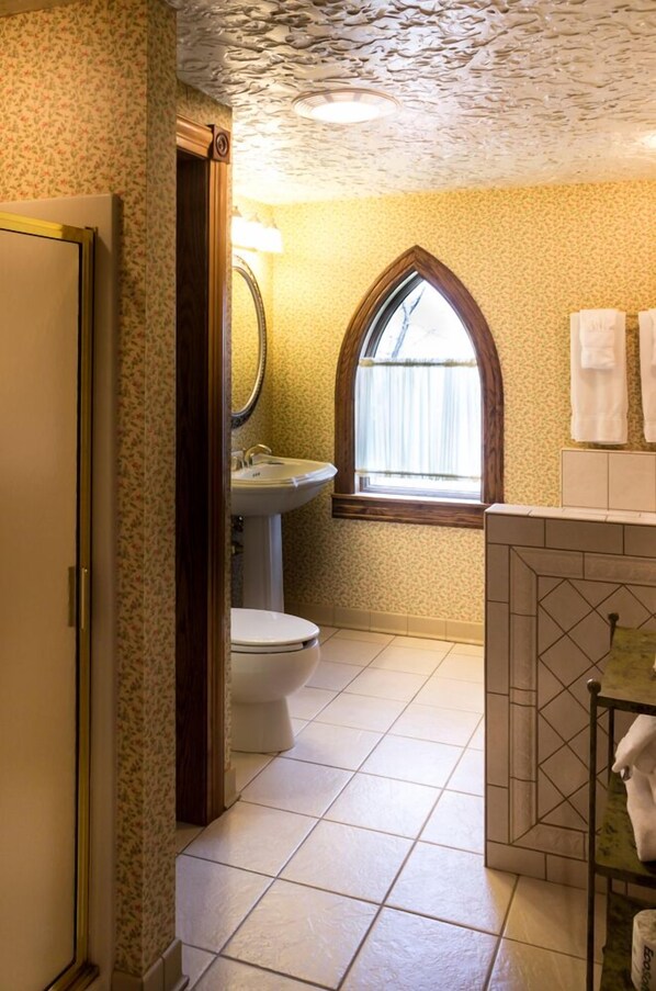 Un baño con inodoro, lavabo y ventana.