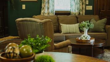 Suite, 1 grand lit et 1 canapé-lit (Not located within the Castle) | Coin séjour