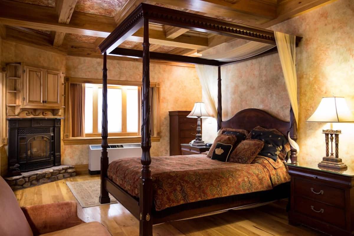 Suite, 1 Queen Bed with Sofa bed (Buchheit) | Iron/ironing board (on request), WiFi (free), individually decorated