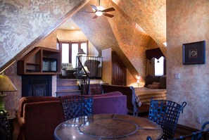 Suite, 1 queensize bed met slaapbank (Landoll) | Individueel gedecoreerd, individueel gemeubileerd