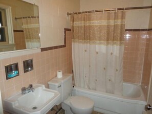 Combined shower/tub, hair dryer, towels - Sherkston Inn (Port Colborne)