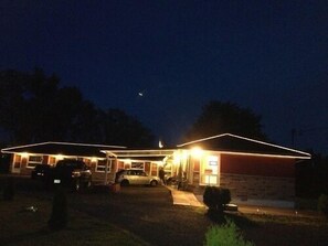 Front of property - evening/night - Sherkston Inn (Port Colborne)