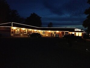 ด้านหน้าที่พัก - ตอนเย็น/กลางคืน