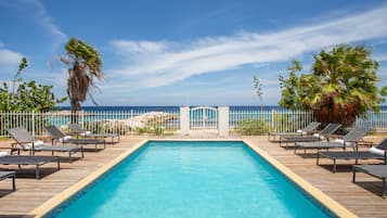 Colonial Three-bedroom Oceanfront Villa | Terrasse/Patio