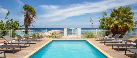 Colonial Three-bedroom Oceanfront Villa | Terrasse/Patio