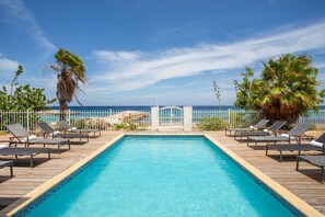 Colonial Three-bedroom Oceanfront Villa | Terrasse/Patio