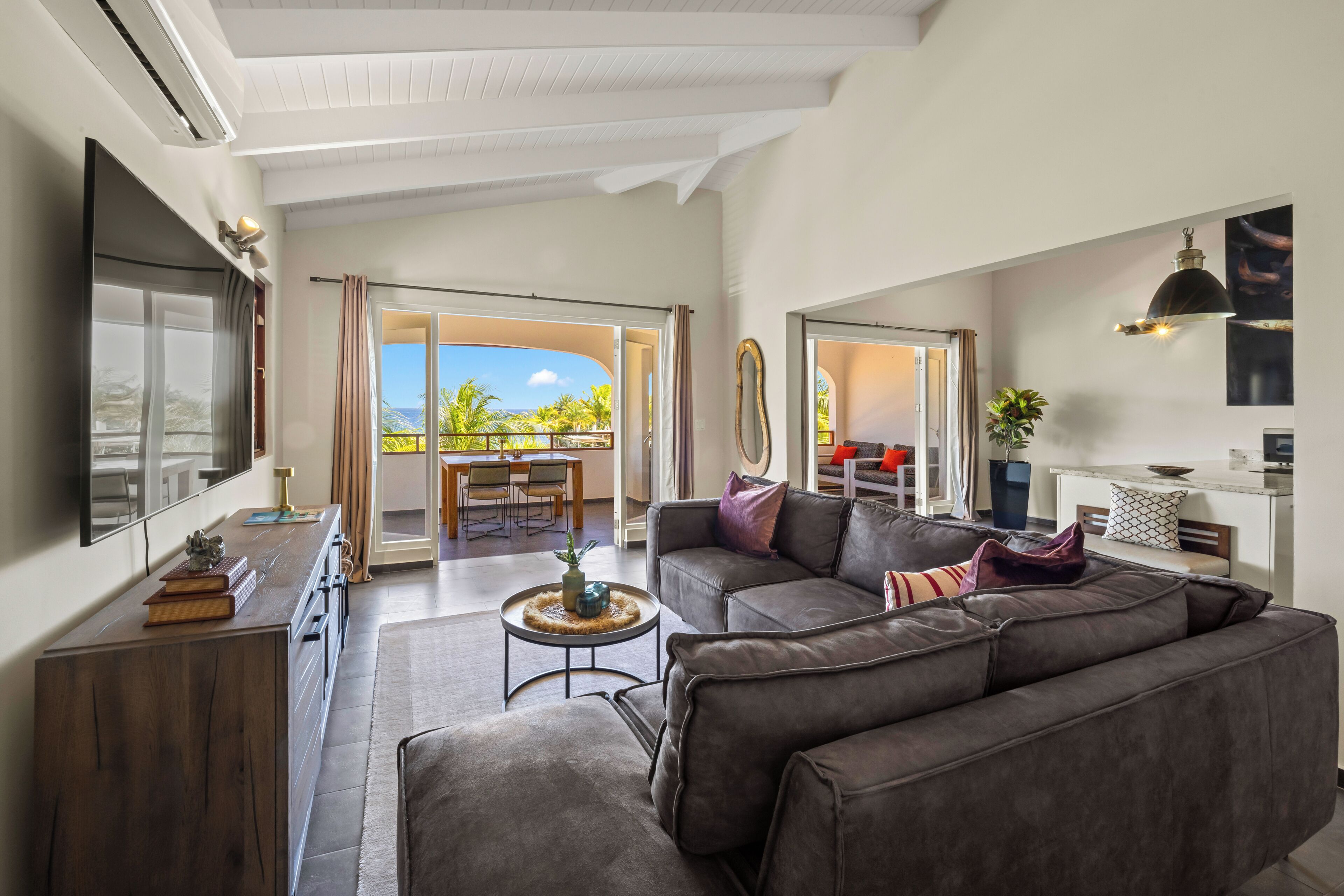 Two-Bedroom Oceanfront Penthouse Suite | 1 غرفة نوم وبديكورات فريدة لكل غرفة وطراز فريد لكل وحدة
