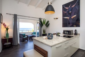Two-Bedroom Oceanfront Penthouse Suite | Yksityinen keittiö | Täysikokoinen jääkaappi, uuni, liesi, astianpesukone
