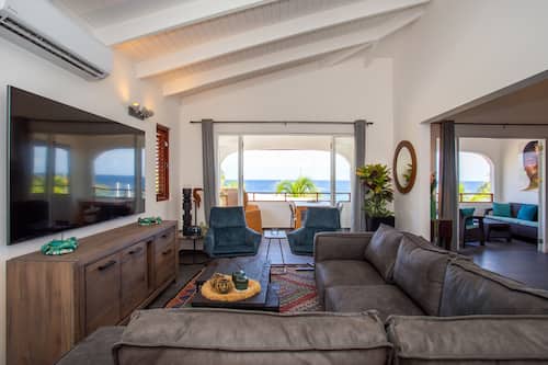 Two-Bedroom Oceanfront Penthouse Suite | Living area