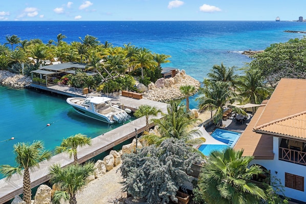 A resort with a dock, a swimming pool, and a view of the ocean. - Atlantis Beach House (Willemstad)