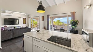 Two-Bedroom Oceanfront Penthouse Suite | Bếp riêng