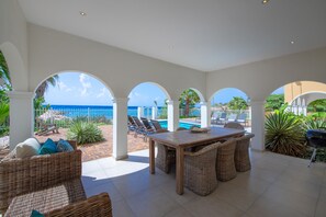 Colonial Three-bedroom Oceanfront Villa | Terrasse/Patio