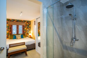 Two-Bedroom Oceanfront Penthouse Suite | Baño | Ducha y secador de pelo