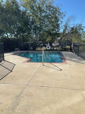 Outdoor pool, open 10:00 AM to 10:00 PM, pool loungers - Yorktown Inn And Suites (Yorktown)