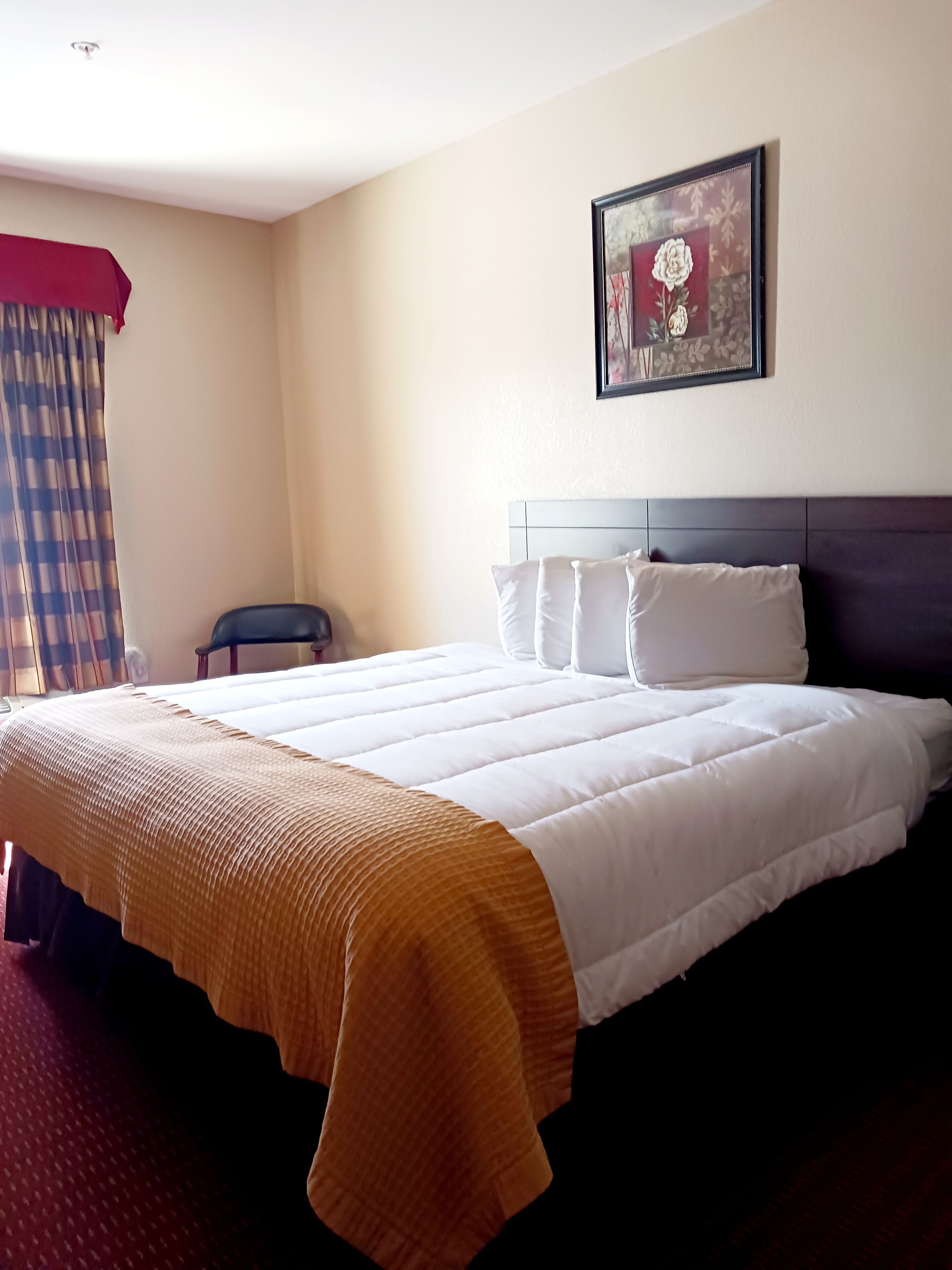 Suite | Premium bedding, individually decorated, individually furnished, desk