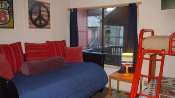 Premier Townhome, 2 Bedrooms (113) | 2 bedrooms, individually decorated, individually furnished, bed sheets