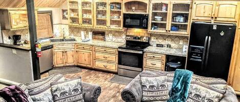 Premier Townhome, 3 Bedrooms (23) | Individually decorated, individually furnished, bed sheets