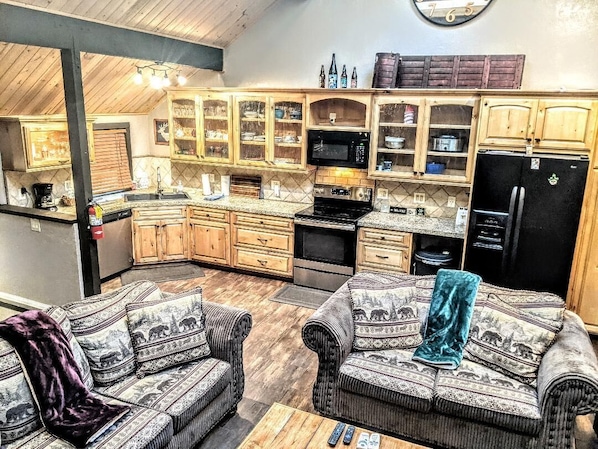 Premier Townhome, 3 Bedrooms (23) | Individually decorated, individually furnished, bed sheets