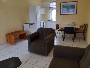 商務套房, 2 張加大雙人床 | 起居區 | 電視