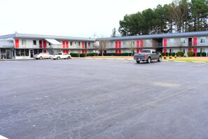 Free self-parking - Economy Inn Little Rock (Little Rock)