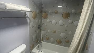 Combined shower/bathtub, towels