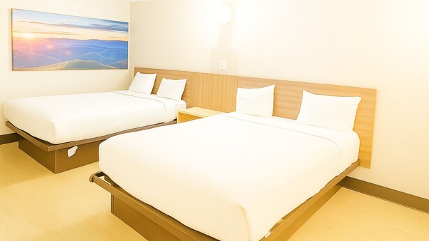 Une chambre d’hôtel avec deux lits, une tête de lit en bois et un tableau représentant un paysage accroché au mur.