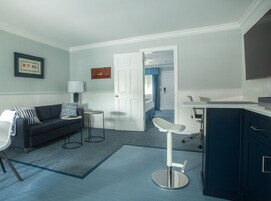 Executive Suite | Living area | Flat-screen TV