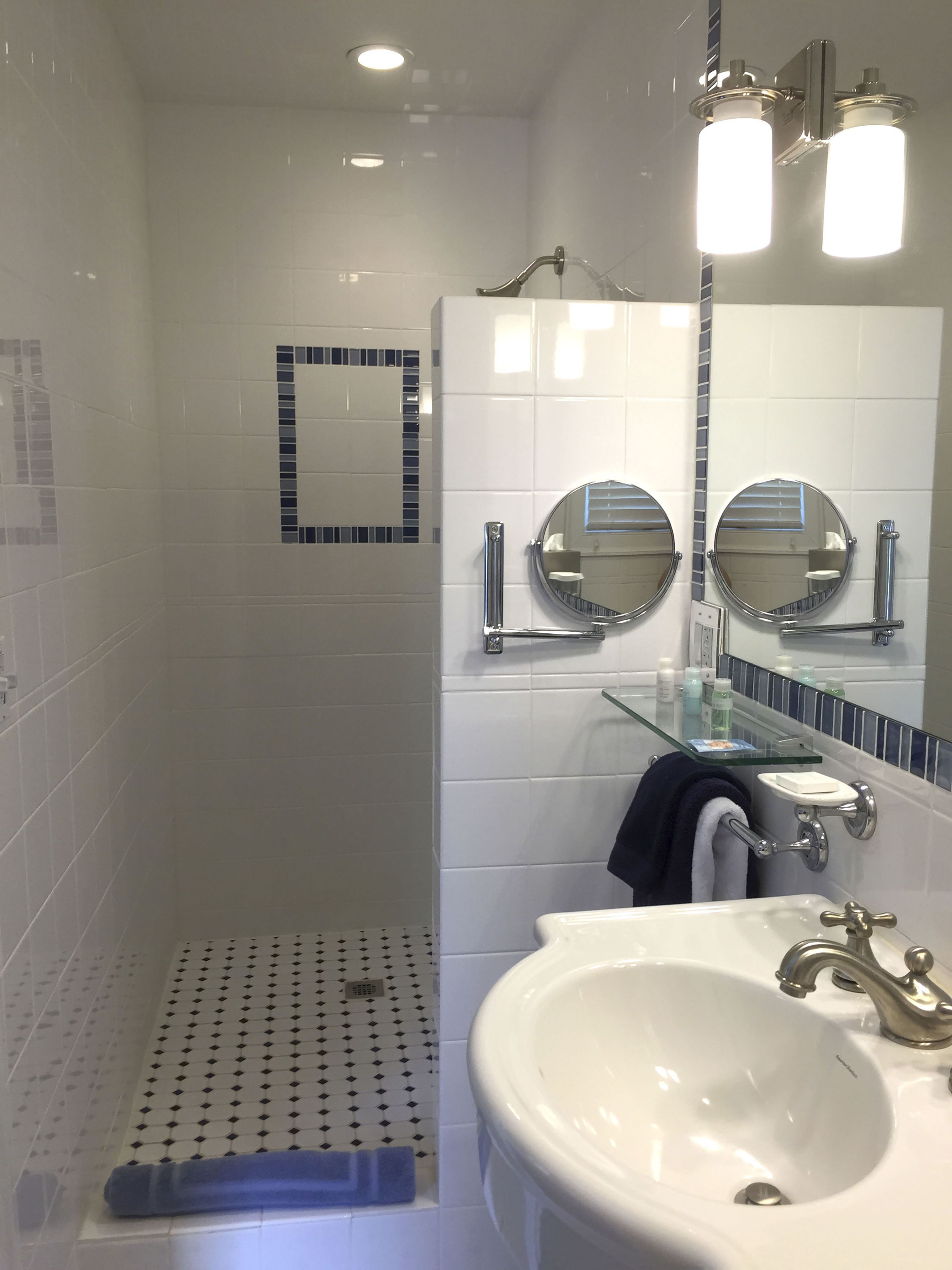 Regadera, amenidades de baño gratuitas, secadora de cabello, toallas 