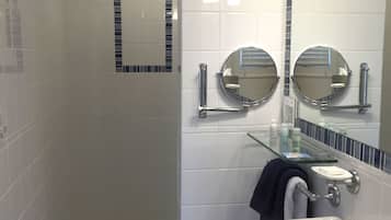 Regadera, amenidades de baño gratuitas, secadora de cabello, toallas