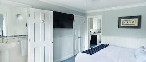 Suite Eksekutif | Seprai premium, brankas, meja kerja, dan ruang kerja ramah laptop